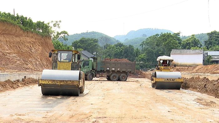 Nhà thầu tập trung phương tiện, máy móc đẩy nhanh tiến độ thi công dự án.