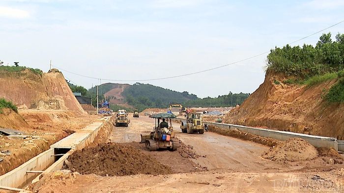 Liên danh nhà thầu Công ty Cổ phần Xây dựng Giao thông Yên Bái và Công ty Cổ phần Đầu tư xây dựng và Thương mại Nam Phong thực hiện tăng ca, tăng kíp để đảm bảo tiến độ thi công dự án.
