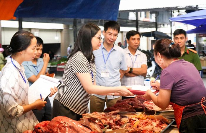 Ký cam kết đảm bảo vệ sinh an toàn thực phẩm.