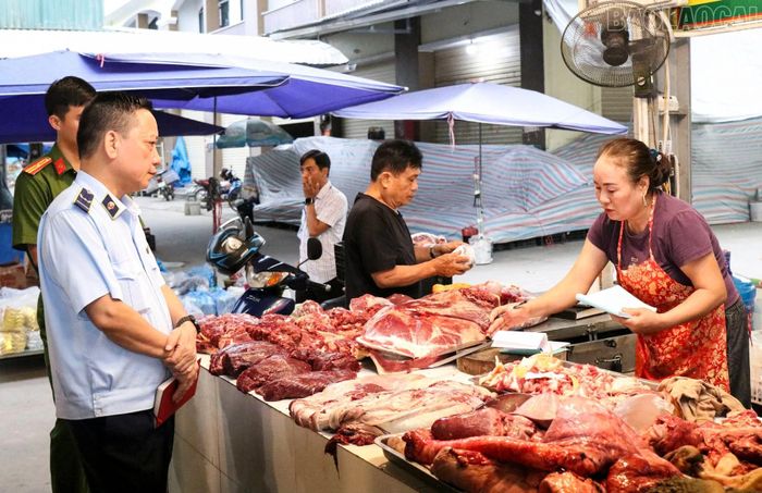 Đoàn kiểm tra liên ngành xã Bát Xát kiểm tra điều kiện an toàn thực phẩm tại hộ kinh doanh sản phẩm động vật trên địa bàn.