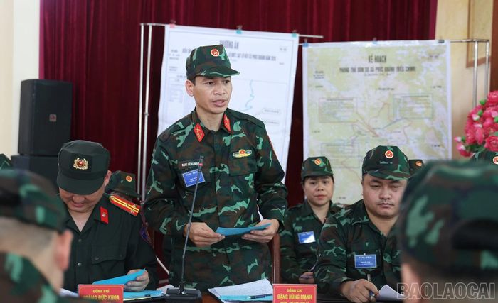 Đại diện các cơ quan, đơn vị báo cáo phương án ứng phó, khắc phục hậu quả thiên tai.