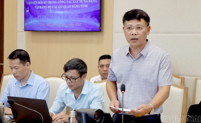 Các đại biểu trao đổi, chia sẻ kinh nghiệm, cách làm hay và những kết quả bước đầu trong triển khai chuyển đổi số tại cơ quan, đơn vị.