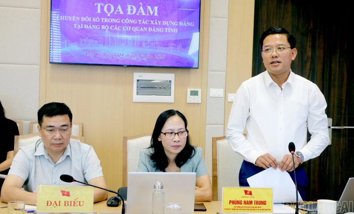 Đồng chí Phùng Nam Trung - Phó Trưởng Ban Tuyên giáo và Dân vận Tỉnh ủy, Trưởng Ban Tuyên giáo và Dân vận Đảng ủy Các cơ quan Đảng tỉnh điều hành phần thảo luận.