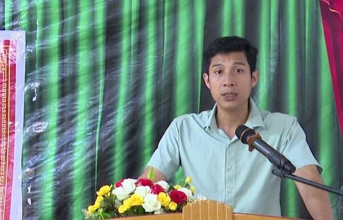 Lãnh đạo UBND xã tiếp thu và trả lời trực tiếp ý kiến, kiến nghị của cử tri tại buổi tiếp xúc.