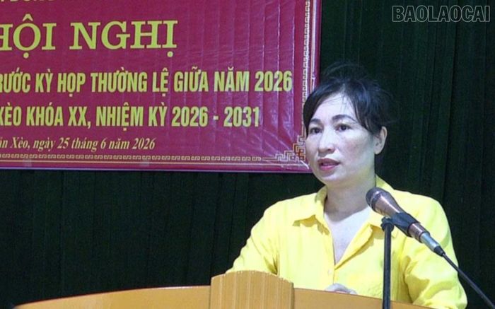 Đồng chí Bàn Thanh Thảo - Bí thư Đảng ủy, Chủ tịch HĐND xã, Tổ trưởng Tổ đại biểu số 2 HĐND xã Bản Xèo phát biểu tại buổi tiếp xúc.