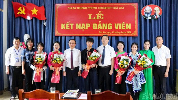 Thường trực Đảng ủy xã tặng hoa chúc mừng Chi bộ Trường Phổ thông DTNT THCS và THPT Bát Xát và các đảng viên mới.