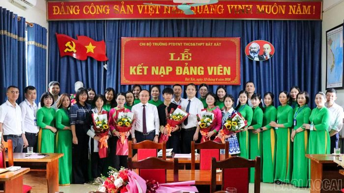 Các đồng chí lãnh đạo xã chụp ảnh lưu niệm cùng Chi bộ Trường Phổ thông DTNT THCS và THPT Bát Xát.