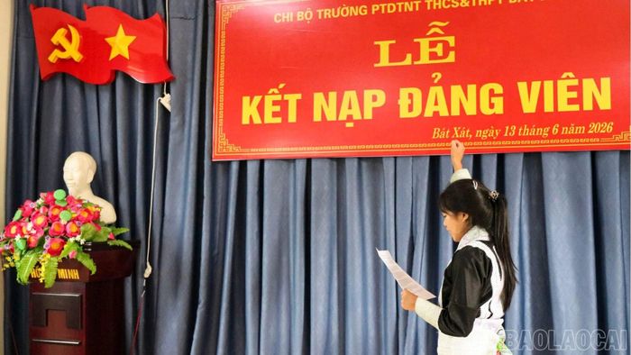 Em Phàn Thu Phương tuyên thệ tại Lễ kết nạp Đảng.