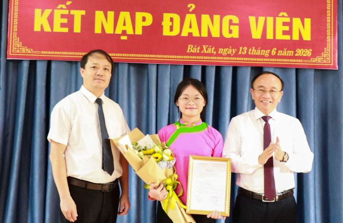 Quần chúng ưu tú Phàn Thu Phương và Lù Hiểu Lam nhận quyết định kết nạp Đảng.