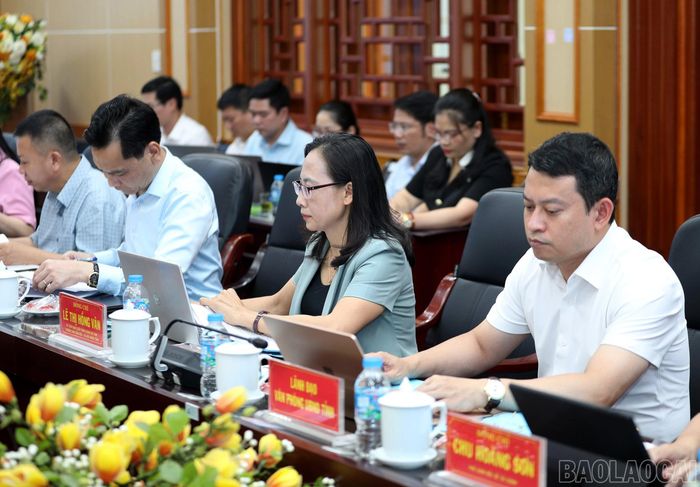 Các đại biểu dự buổi làm việc.