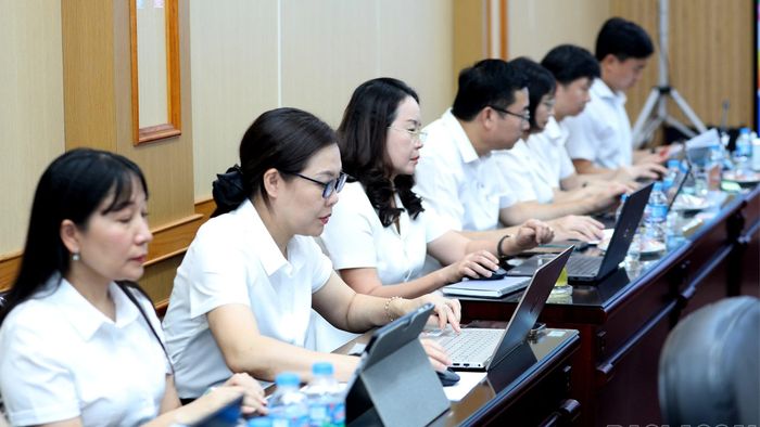 Các đại biểu dự buổi làm việc.
