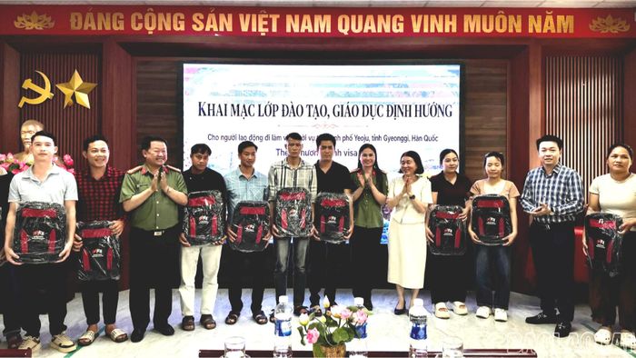 Tặng quà lao động tham gia khóa đào tạo.