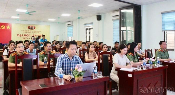 Các đại biểu và người lao động tham gia buổi khai mạc.