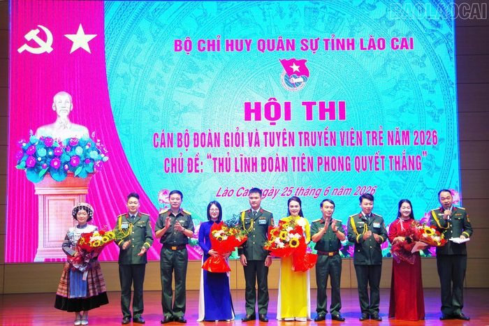 Thủ trưởng Bộ CHQS tỉnh tặng hoa chúc mừng các đội thi.
