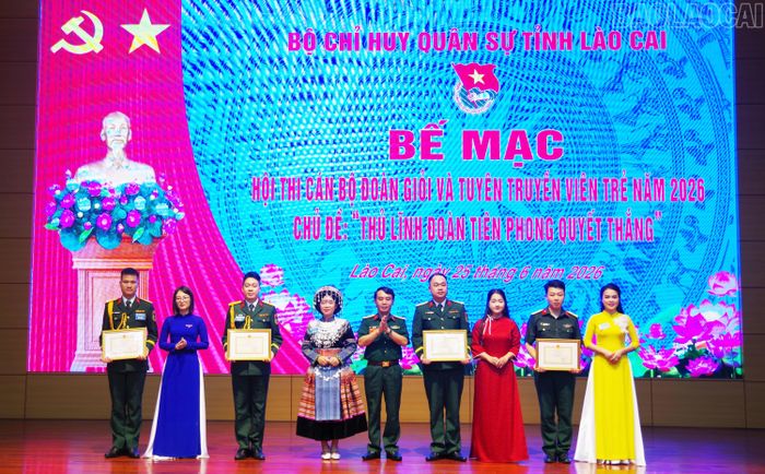Ban Tổ chức hội thi trao thưởng cho các đội thi đạt thành tích xuất sắc.