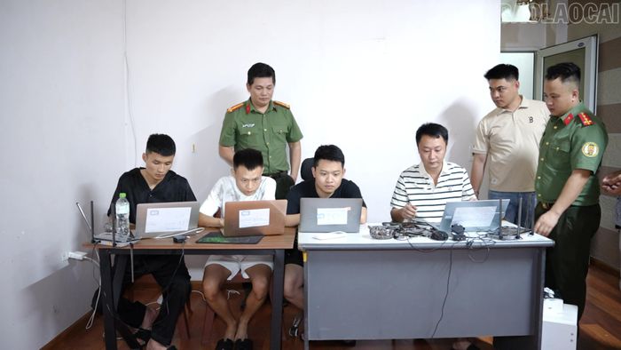 Lực lượng Công an kiểm tra căn nhà các đối tượng thuê làm nơi lưu trú và thực hiện hành vi lừa đảo trực tuyến; tang vật thu giữ gồm nhiều máy tính xách tay và thiết bị điện tử.