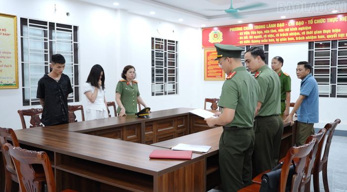 Cơ quan An ninh điều tra Công an tỉnh Lào Cai tống đạt các quyết định khởi tố bị can và thi hành lệnh bắt bị can để tạm giam đối với Hoàng Thanh Huyền và Ye Chong Jun (Diệp Sùng Tuấn).