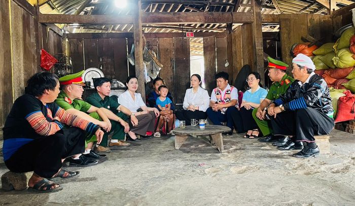 Lãnh đạo xã Văn Chấn tuyên truyền công tác sáp nhập thôn tại thôn Suối Giàng.