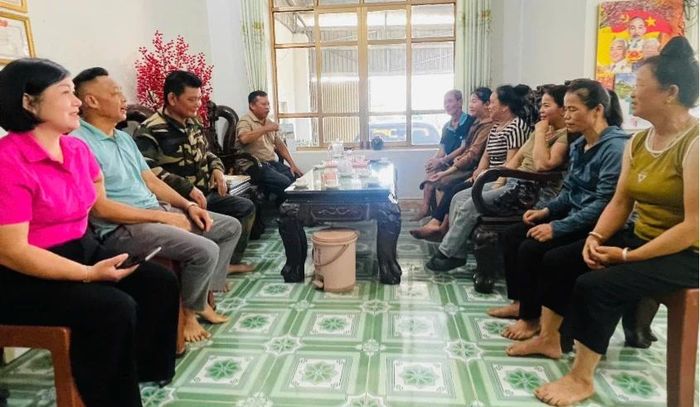 Tổ dân phố Pá Xổm, phường Trung Tâm tuyên truyền sáp nhập tổ dân phố tại nhà dân.