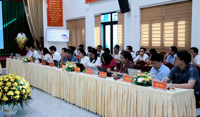 Các đại biểu dự buổi làm việc.