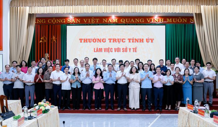 Các đồng chí lãnh đạo tỉnh chụp ảnh lưu niệm với lãnh đạo chủ chốt ngành y tế Lào Cai.