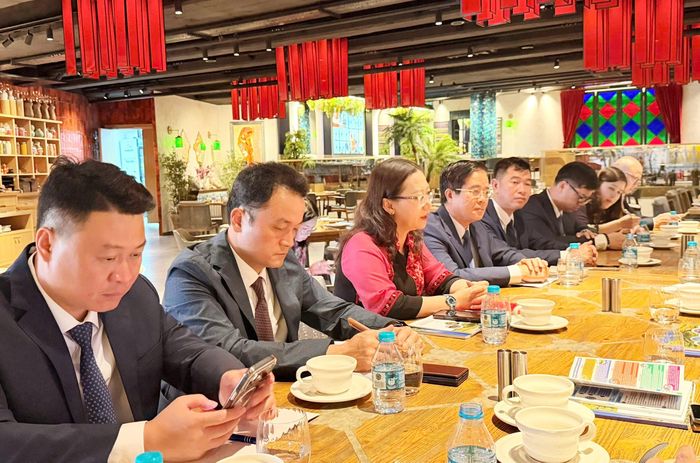 Đồng chí Giàng Thị Dung, Phó Bí thư Tỉnh ủy, Trưởng Đoàn đại biểu Quốc hội tỉnh, Trưởng đoàn công tác tỉnh Lào Cai trao đổi tại buổi làm việc với Đại sứ quán Việt Nam tại Thổ Nhĩ Kỳ.