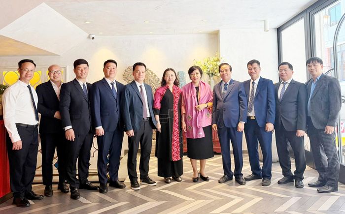 - Đoàn công tác tỉnh Lào Cai chụp ảnh lưu niệm với Đại sứ Đặng Thị Thu Hà và cán bộ Đại sứ quán Việt Nam tại Thổ Nhĩ Kỳ.
