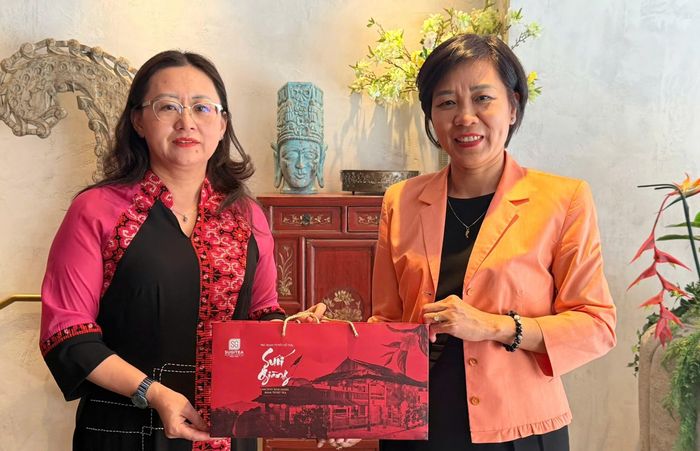 Đồng chí Giàng Thị Dung, Phó Bí thư Tỉnh ủy, Trưởng Đoàn đại biểu Quốc hội tỉnh tặng quà lưu niệm Đại sứ quán Việt Nam tại Thổ Nhĩ Kỳ.