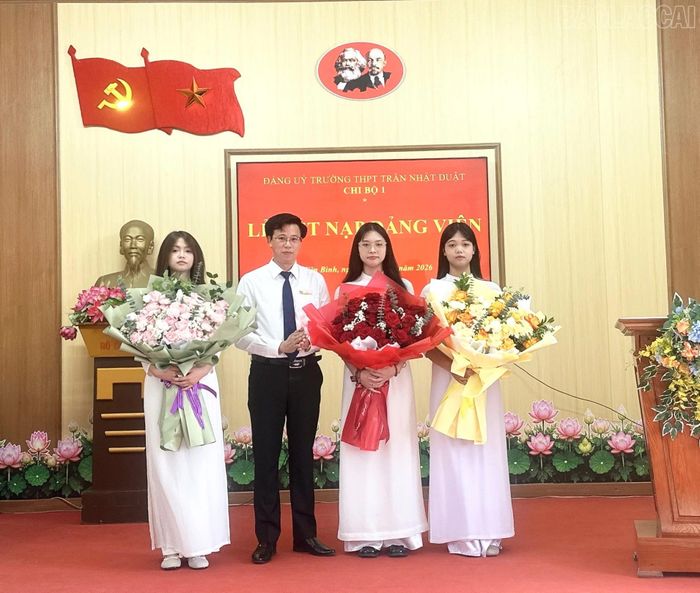Lãnh đạo xã Yên Bình tặng hoa chúc mừng 3 đảng viên.