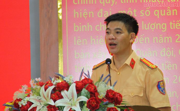 Lãnh đạo Đội CSGT tuyên truyền, trao đổi về kiến thức về an toàn giao thông.