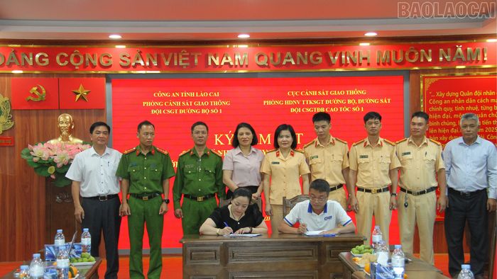Các doanh nghiệp kinh doanh vận tải ký cam kết đảm bảo trật tự an toàn giao thông năm 2026.