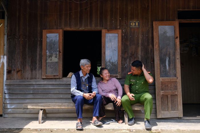 Người có uy tín phối hợp với lực lượng chức năng giữ gìn an ninh trật tự từ cơ sở