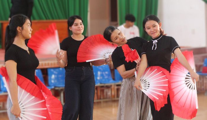 Chị Kim Ngọc chỉnh sửa từng động tác cho các em