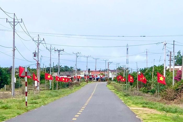 Những lá cờ Tổ quốc tại thôn Hồng Thắng góp phần làm đẹp cảnh quan nông thôn, lan tỏa tinh thần đoàn kết và lòng yêu nước trong Nhân dân