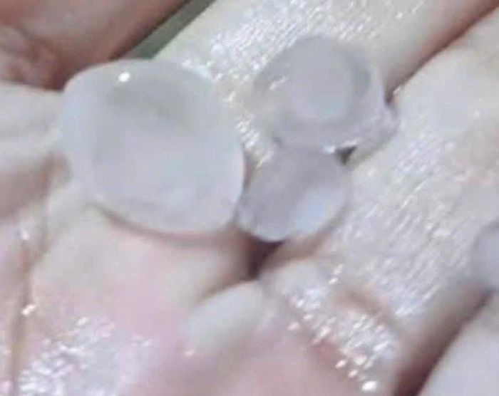 Người dân chụp lại hình ảnh xuất hiện mưa đá tại xã Hồng Sơn