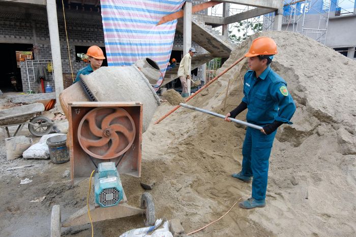 15 chiến sĩ dân quân trẻ xã Quảng Trực đã tham gia xây dựng 60 căn nhà liền kề nay tiếp tục tham gia xây trường