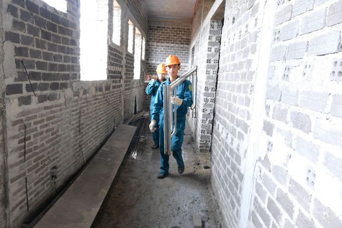 Chiến sĩ thuộc các trung đội dân quân thường trực khu vực phía Tây tỉnh Lâm Đồng đang tham gia hỗ trợ xây dựng trường vùng biên ở xã Quảng Trực
