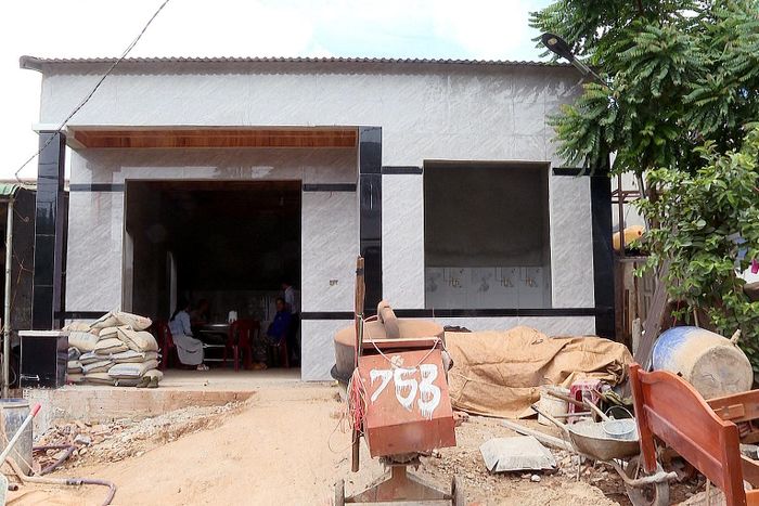 Căn nhà rộng gần 100 m2 của gia đình ông Y Quân đang dần hoàn thiện