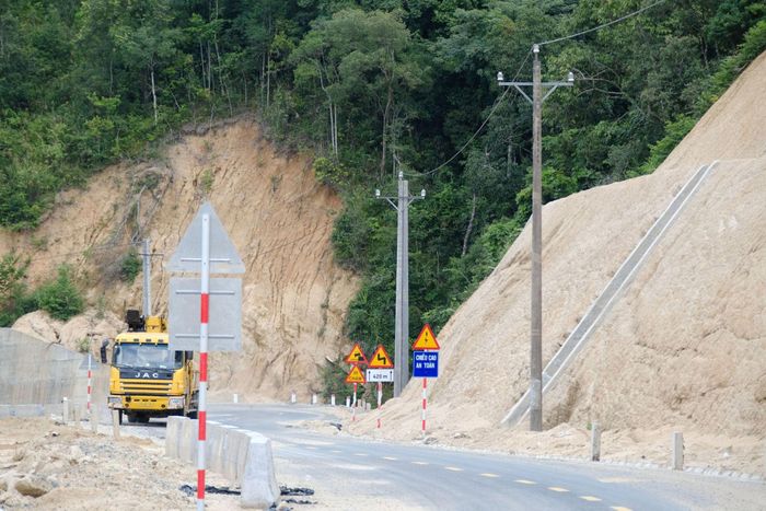 Các biển cảnh báo, chỉ dẫn trên tuyến đường ĐT.722 được đơn vị thi công lắp đặt