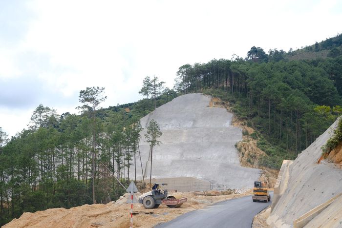 Dự án ĐT.722 được triển khai thi công trên địa hình đồi núi cao, có địa chất rất phức tạp