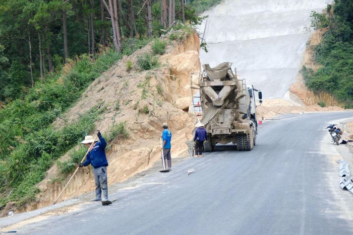 Đơn vị thi công thực hiện gia cố 2 bên lề đường tuyến ĐT.722