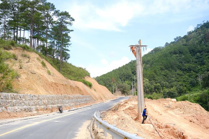 Ngành điện lực cũng đang thực hiện lắp đặt hệ thống trụ lưới điện dọc theo tuyến đường ĐT.722