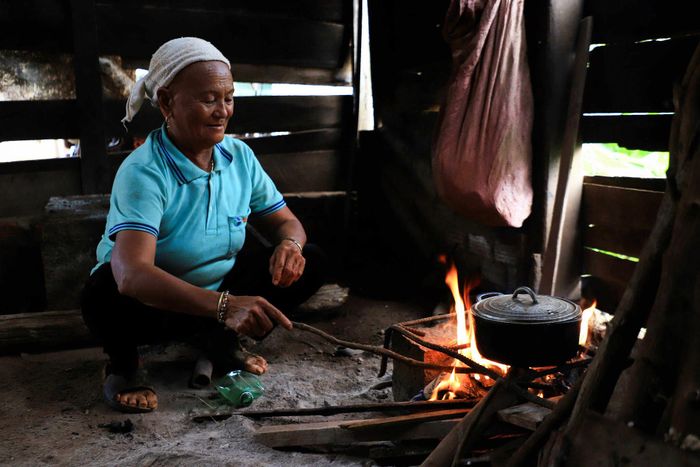 Hơn 30 năm qua, bà Hoàng Mùi Chiều vẫn gắn bó với bếp củi