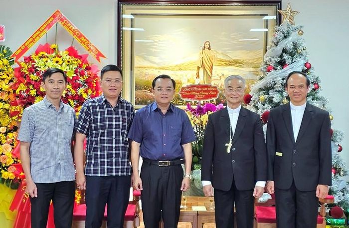 Đại tá Huỳnh Ngọc Liêm, Phó Giám đốc Công an tỉnh Lâm Đồng thăm, chúc mừng Giáng sinh năm 2025 tại Tòa Giám mục Giáo phận Đà Lạt