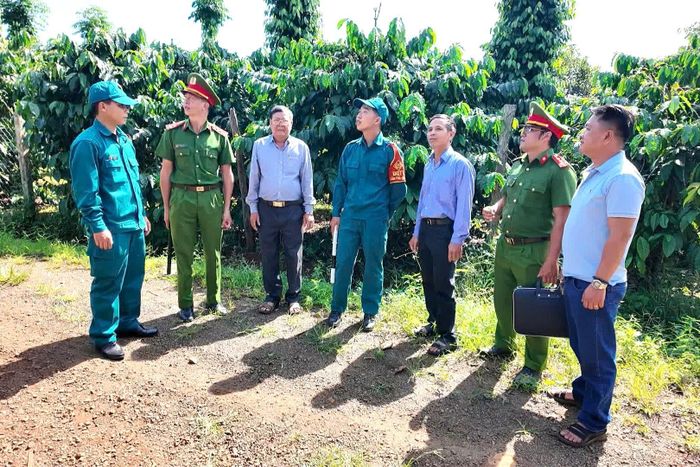 Công an, dân quân và giáo dân Giáo xứ Nhân Cơ phối hợp tuần tra, kiểm soát địa bàn (Ảnh: Nguyễn Nam)