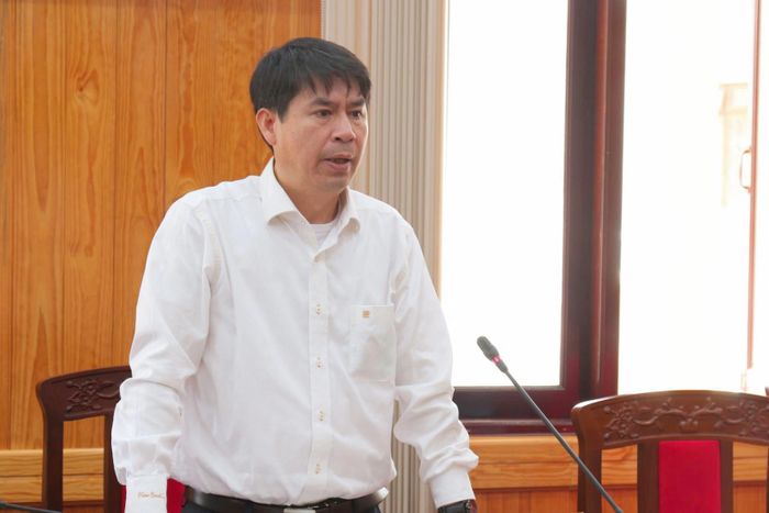 Phó Giám đốc Sở Tài chính Lê Bình Minh báo cáo tiến độ tháo gỡ khó khăn, vướng mắc các dự án đầu tư ngoài ngân sách