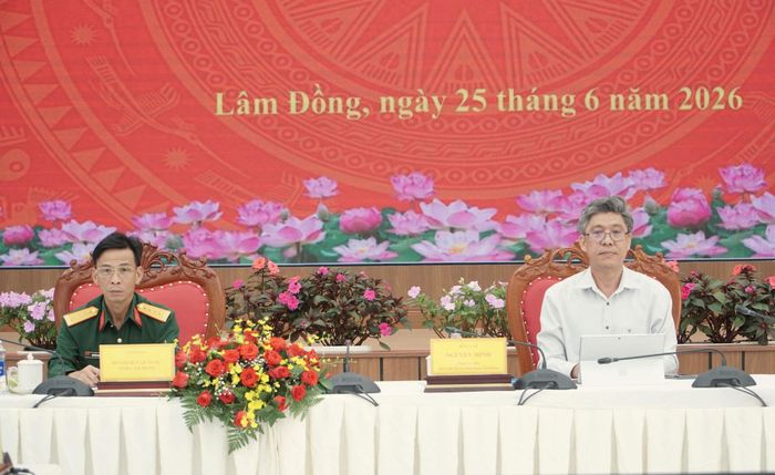 Đồng chí Nguyễn Minh, Phó Chủ tịch UBND tỉnh và Đại tá Nguyễn Thanh Quảng, Phó Chính ủy Bộ Chỉ huy Quân sự tỉnh, Phó Trưởng Ban Chỉ đạo tìm kiếm, quy tập và xác định danh tính HCLS tỉnh đồng chủ trì hội nghị tại điểm cầu tỉnh Lâm Đồng