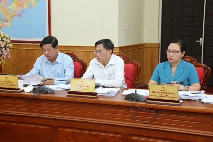 Các đồng chí: Tiêu Hồng Phúc, Ủy viên Ban Thường vụ Tỉnh ủy, Phó Chủ tịch HĐND tỉnh; Mai Thị Xuân Trung, Tỉnh ủy viên, Phó Chủ tịch HĐND tỉnh kiêm Trưởng Ban Pháp chế HĐND tỉnh; Võ Ngọc Hiệp, Tỉnh ủy viên, Phó Chủ tịch UBND tỉnh Lâm Đồng tham dự phiên họp