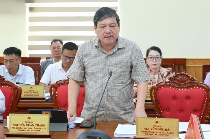 Đồng chí Nguyễn Xuân Thanh, Phó Trưởng Ban Kinh tế - Ngân sách HĐND tỉnh thông qua các tờ trình tại phiên họp