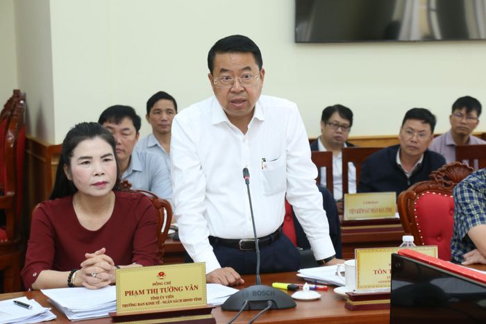 Đồng chí Tôn Thiện San, Tỉnh ủy viên, Giám đốc Sở Tài chính tỉnh Lâm Đồng báo cáo tại phiên họp